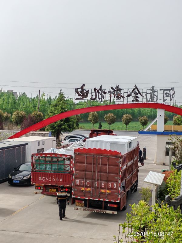 兩車貨一（yī）起發，箱變（biàn）和（hé）電機