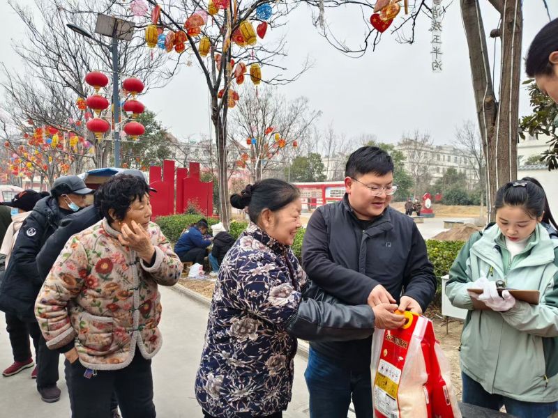 愛無大小，盡力就好，這個世界（jiè）的美好，莫過於愛心的循環，善心的傳遞，春節（jiē）將至，河南91视频网機電公司給西北流村和亮馬（mǎ）台村裏的老人送去溫暖和關懷。