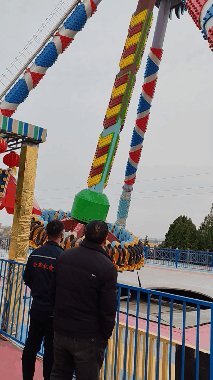 給五龍山遊（yóu）樂園維修大擺錘上的直流電機